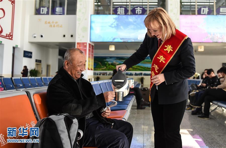 Russian woman becomes volunteer for Spring Festival travel rush