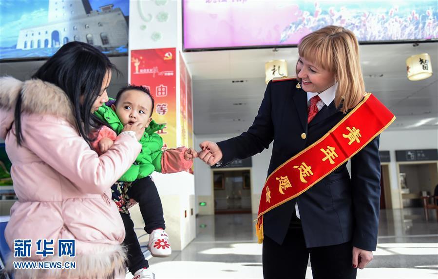 Russian woman becomes volunteer for Spring Festival travel rush