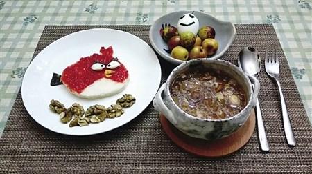 Mom cooks fairytale breakfast for daughter every day