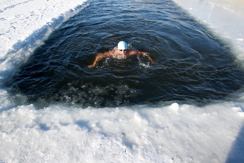 Extreme challenge at -40℃: Winter swimmers brave freezing river in N China