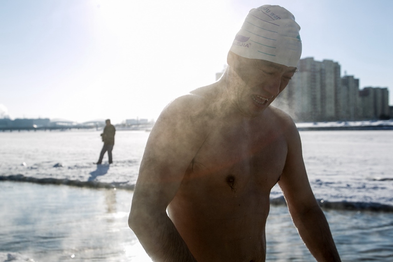 Extreme challenge at -40℃: Winter swimmers brave freezing river in N China