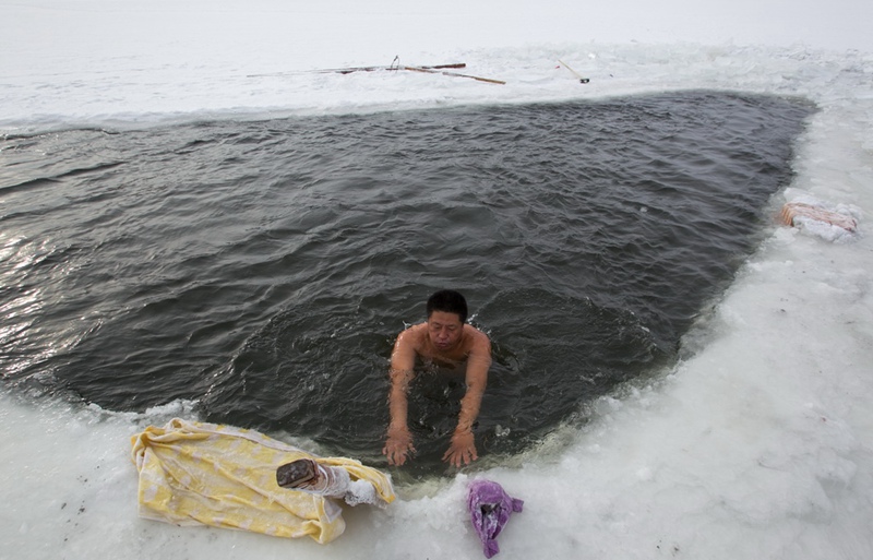 Extreme challenge at -40℃: Winter swimmers brave freezing river in N China