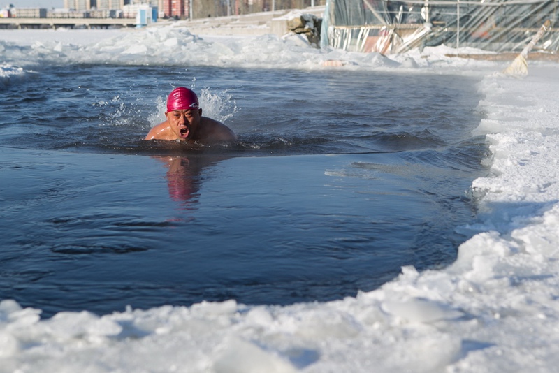 Extreme challenge at -40℃: Winter swimmers brave freezing river in N China