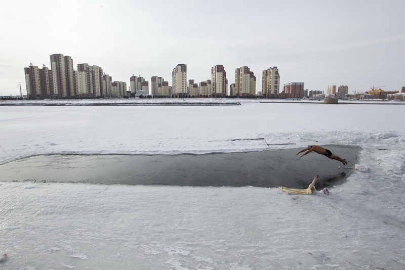Extreme challenge at -40℃: Winter swimmers brave freezing river in N China
