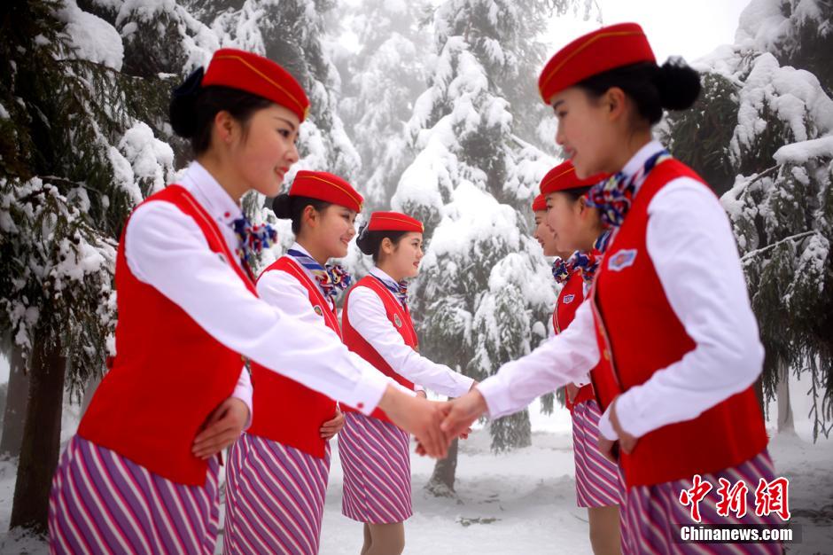 To-be flight attendants undergo training at snow-covered field