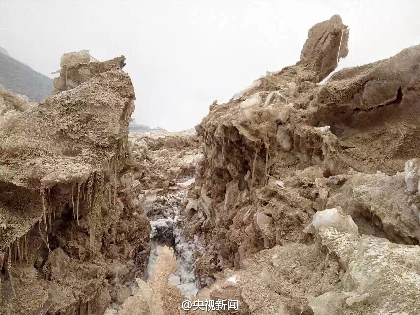 Breathtaking frozen Hukou Waterfall
