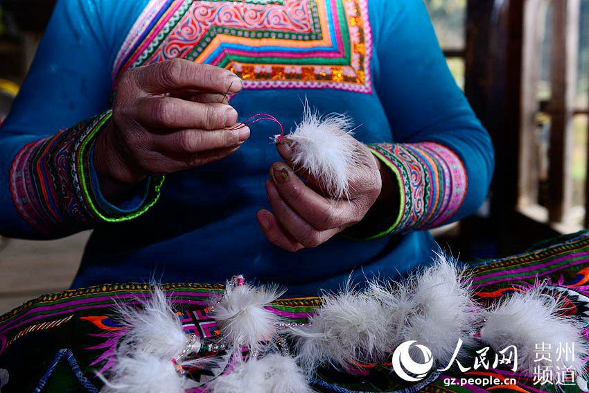 Miao women embroider hundred-bird coat for upcoming Spring Festival in Guizhou