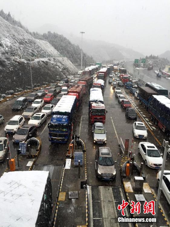 Sudden snow causes over 8 km traffic jam on highway in Jiangxi 