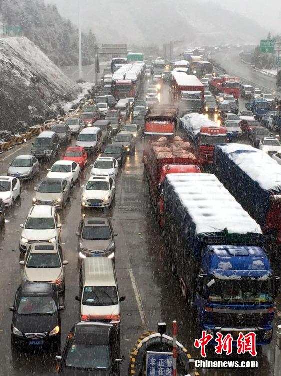 Sudden snow causes over 8 km traffic jam on highway in Jiangxi 