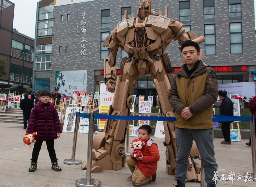 Good father in China: Man uses 100 kilograms of paper boxes to make a transformer for son
