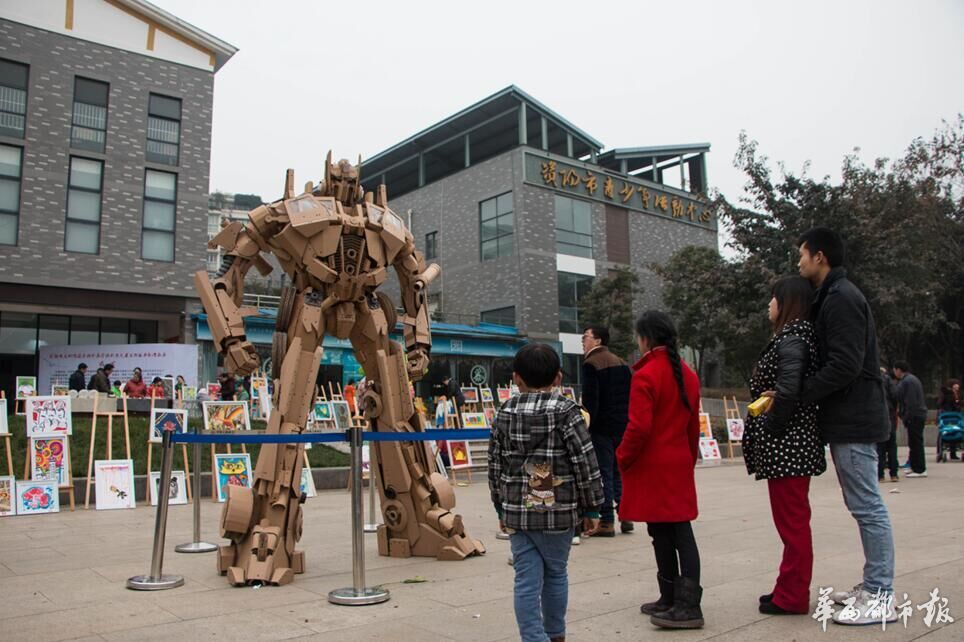 Good father in China: Man uses 100 kilograms of paper boxes to make a transformer for son
