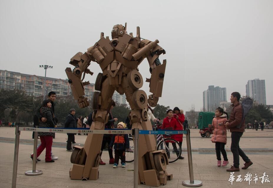 Good father in China: Man uses 100 kilograms of paper boxes to make a transformer for son
