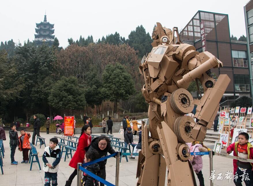 Good father in China: Man uses 100 kilograms of paper boxes to make a transformer for son
