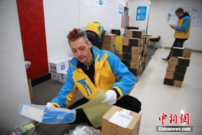Foreign courier may pay you a New Year call if you are in Nanjing