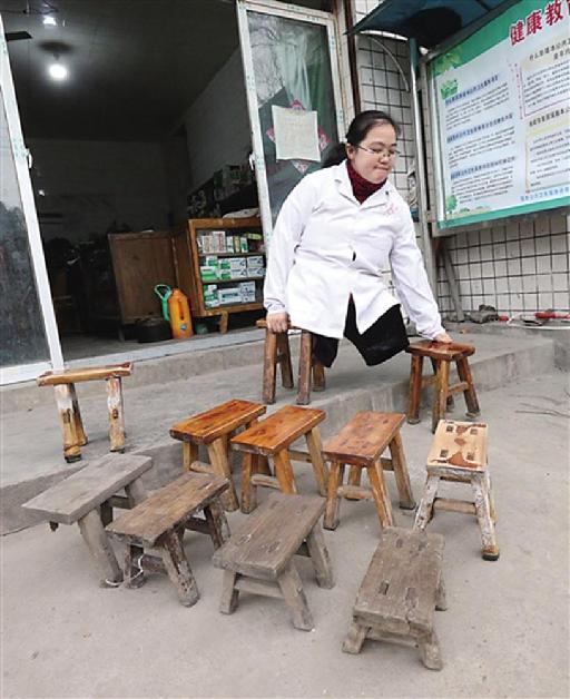 Li Juhong has to "walk" on her hands by supporting her entire upper body using wooden step stools.(Photo/chinacqsb.com)