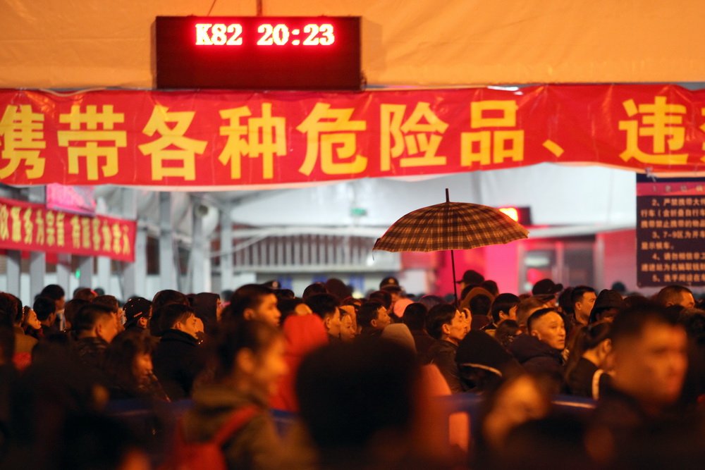 Around 100,000 passengers stranded in Guangzhou Railway Station