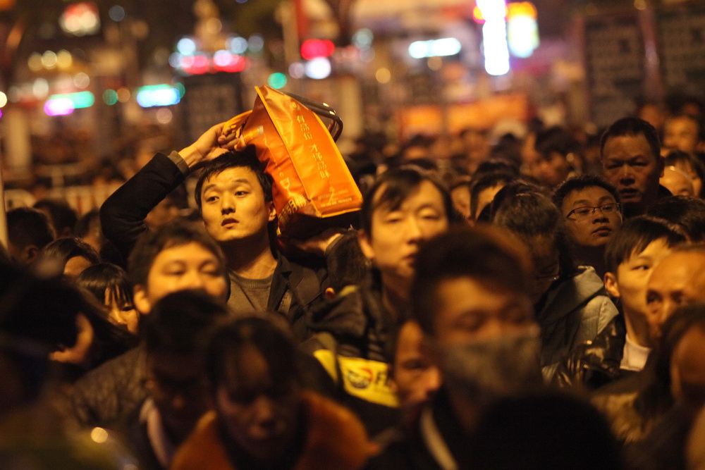 Around 100,000 passengers stranded in Guangzhou Railway Station