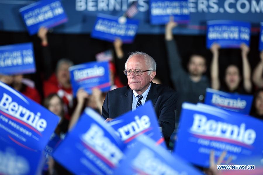 Hillary Clinton narrowly wins Democratic Iowa caucuses