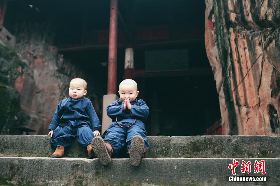 Adorable 'little monks' in Chongqing go viral online