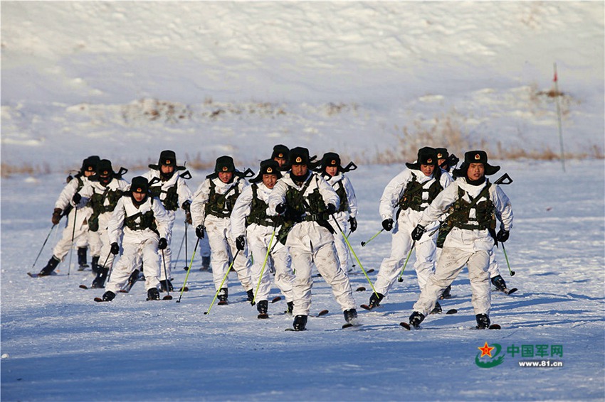 Border soldiers conduct skiing and shooting training