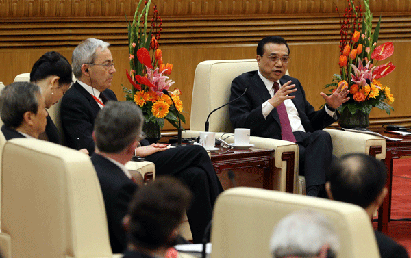Li stresses currency stability, rules out hard landing of economy