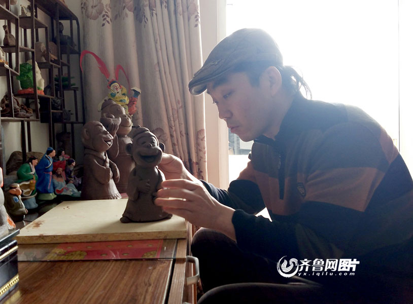 Folk artist of clay sculptures in Shandong
