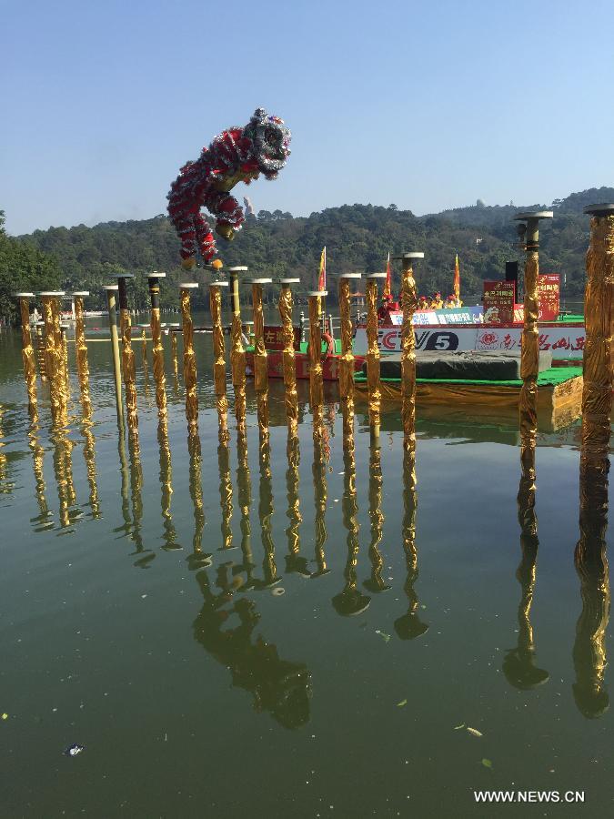 Aquatic dragon and lion dance held to mark Spring Festival in S China