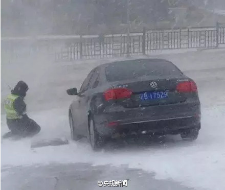 Traffic police kneeing on ground for rest