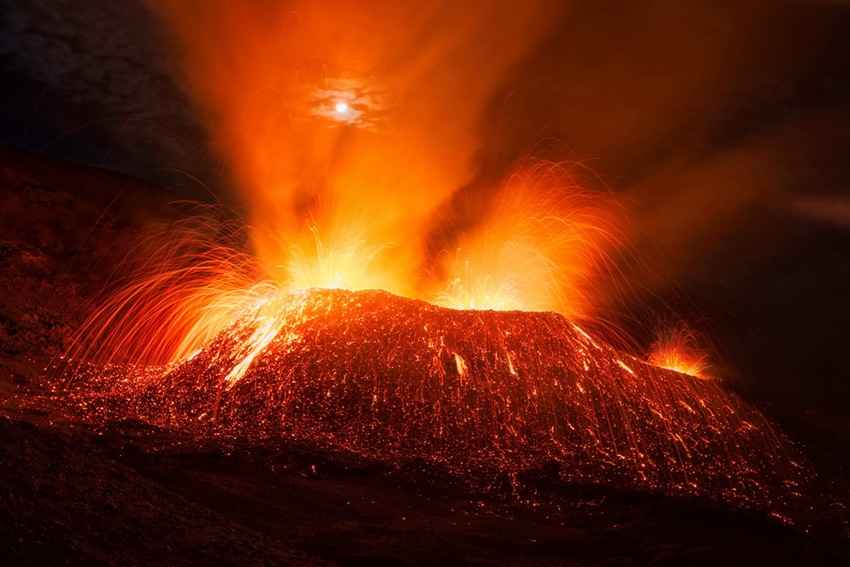 Erupting volcano looks just like hell in pictures