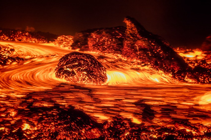 Erupting volcano looks just like hell in pictures