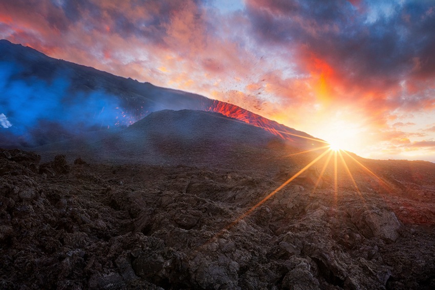 Erupting volcano looks just like hell in pictures