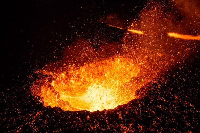 Erupting volcano looks just like hell in pictures