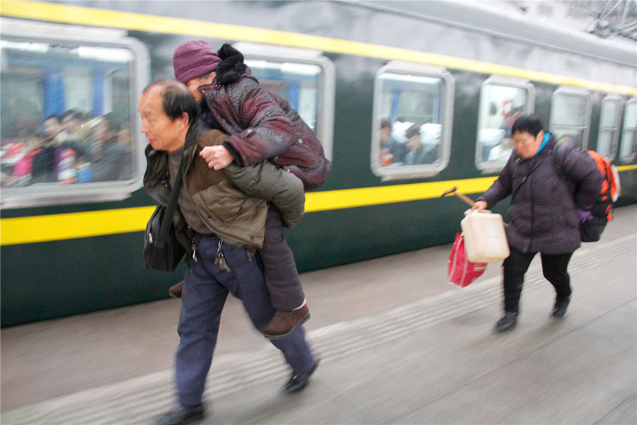 Touching moments of the Spring Festival travel rush
