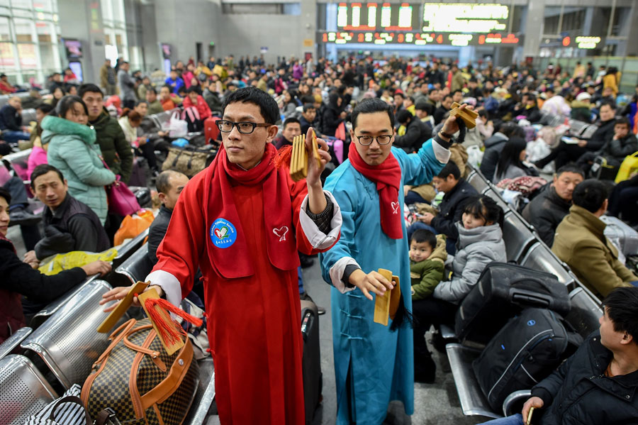 Touching moments of the Spring Festival travel rush
