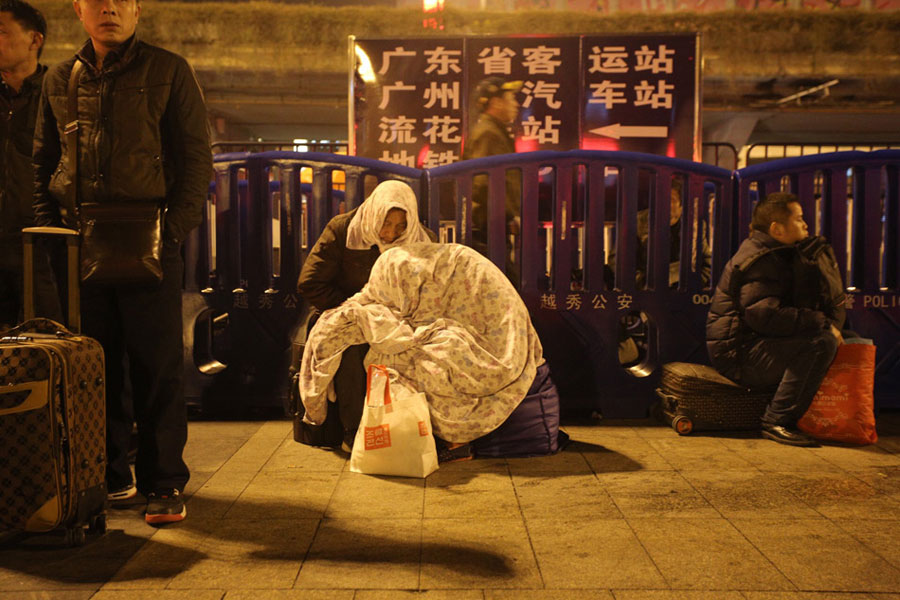 Touching moments of the Spring Festival travel rush
