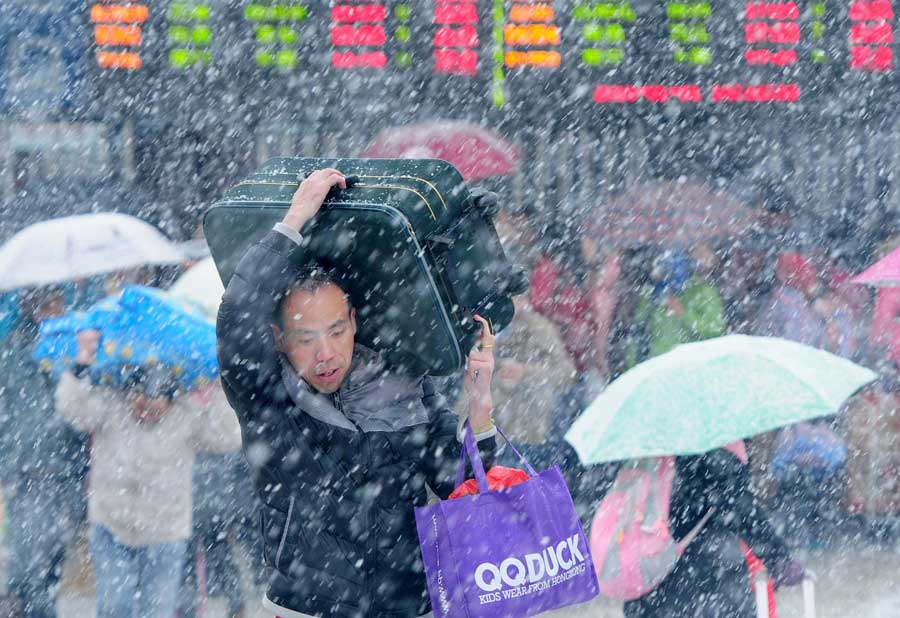 Touching moments of the Spring Festival travel rush
