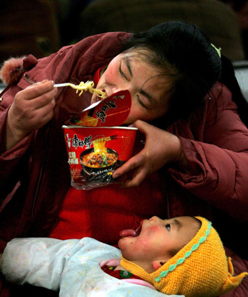 Touching moments of the Spring Festival travel rush
