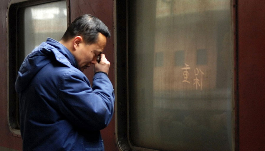 Touching moments of the Spring Festival travel rush
