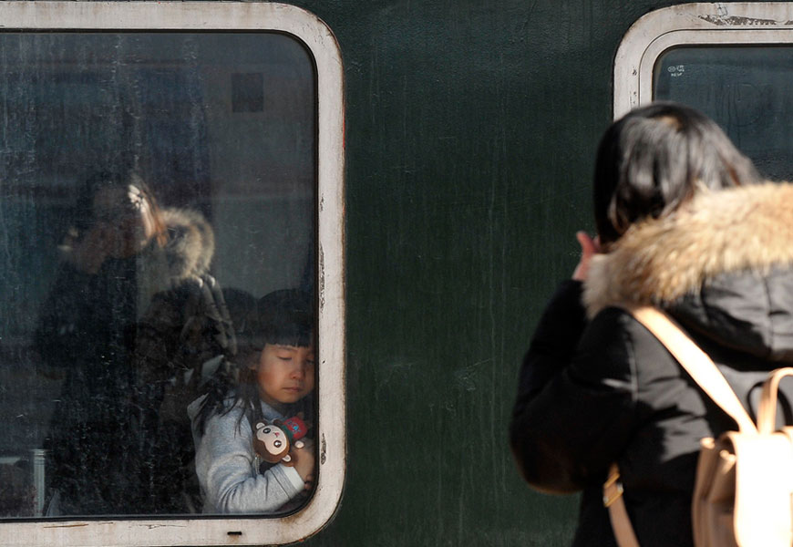 Touching moments of the Spring Festival travel rush
