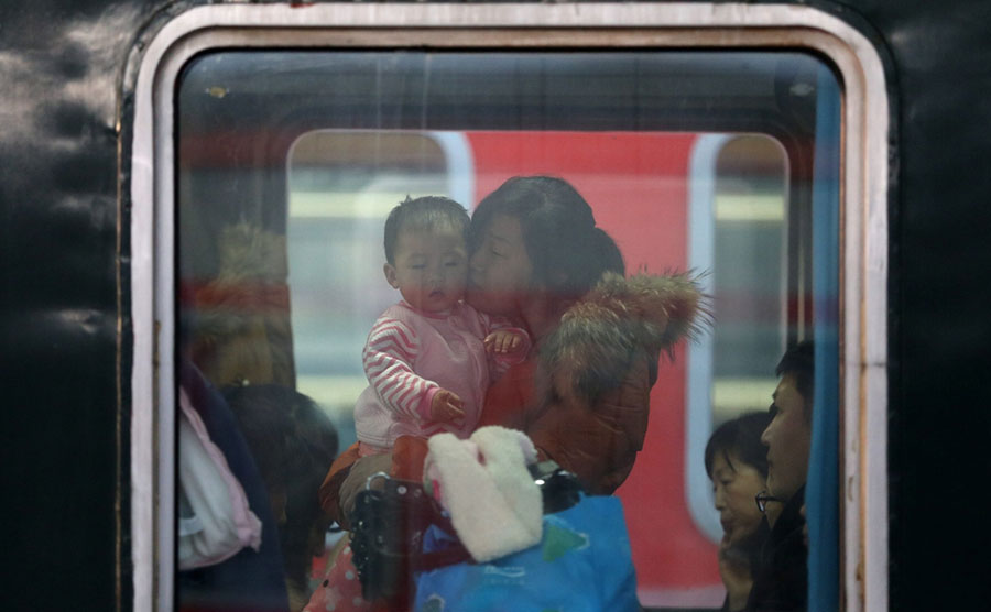 Touching moments of the Spring Festival travel rush
