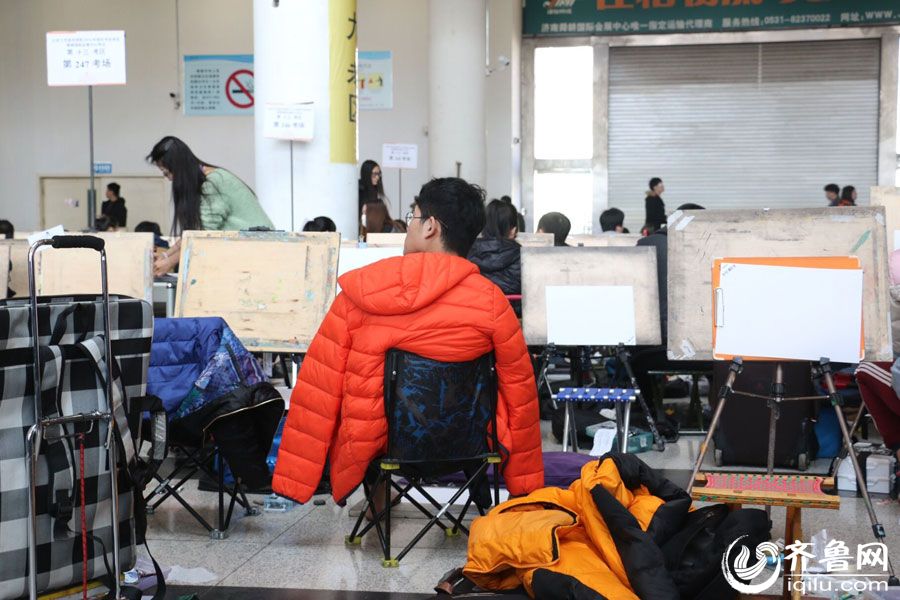 Amputee boy pursues painting dream in Shandong
