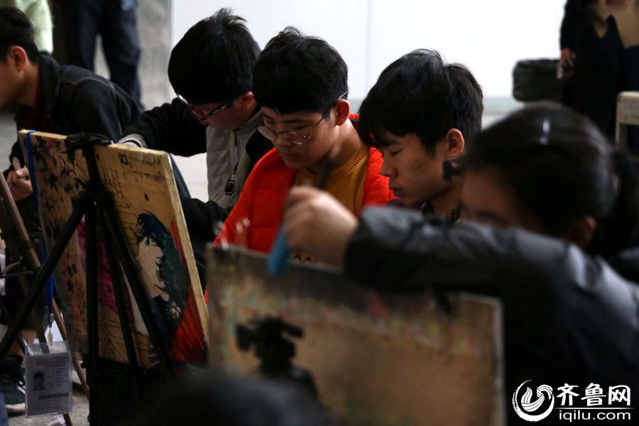 Amputee boy pursues painting dream in Shandong
