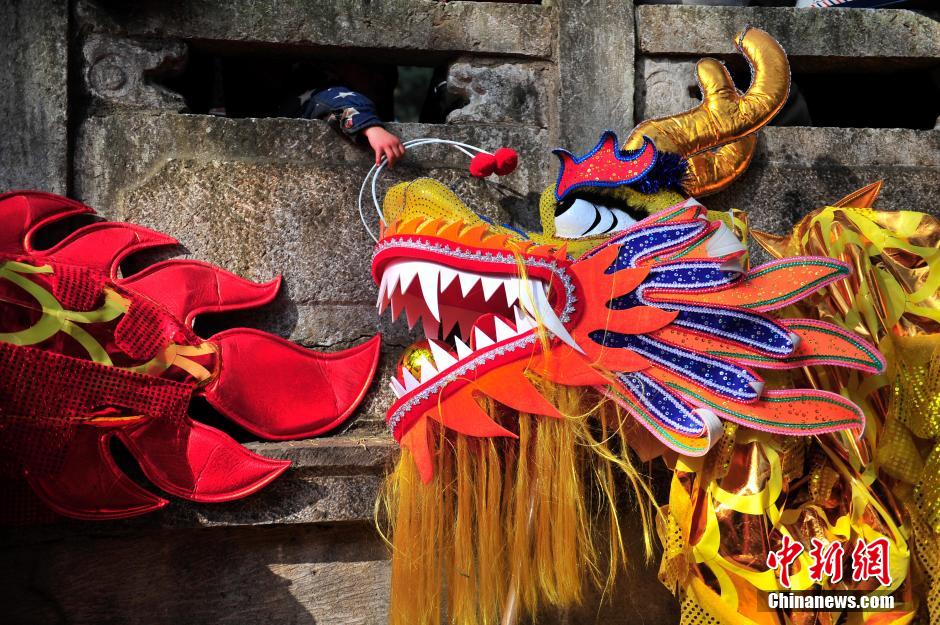 Citizens enjoy 400-year-old temple fair in Kunming
