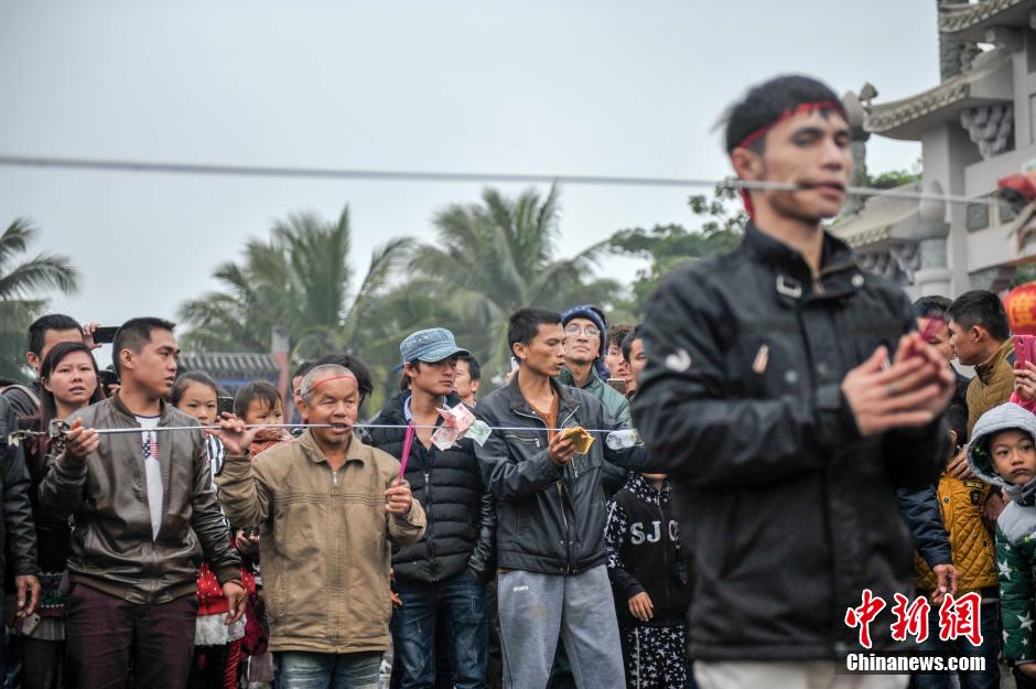 Stunning folk custom performance in Hainan: Silver stick puncturing through face