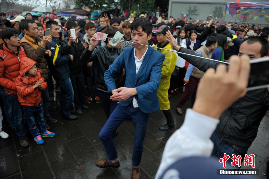 Stunning folk custom performance in Hainan: Silver stick puncturing through face