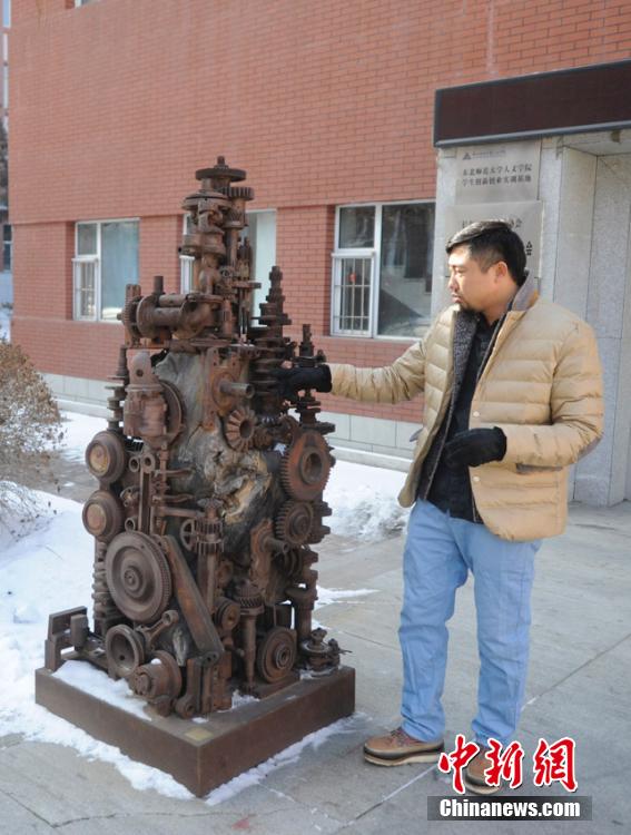 Chinese man turns common trash into works of art
