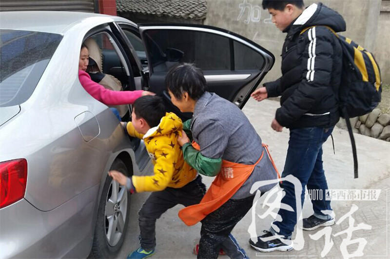 Heartbreaking separation of left-behind child and his mother