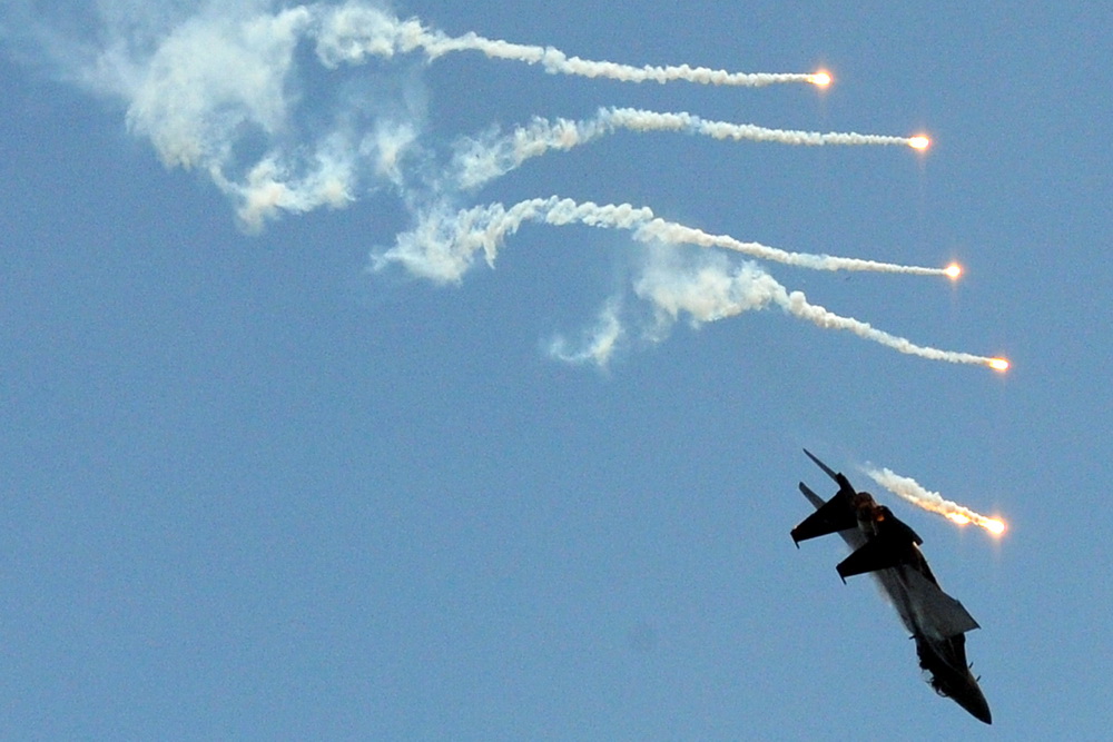 Brilliant aerobatics in Singapore Airshow