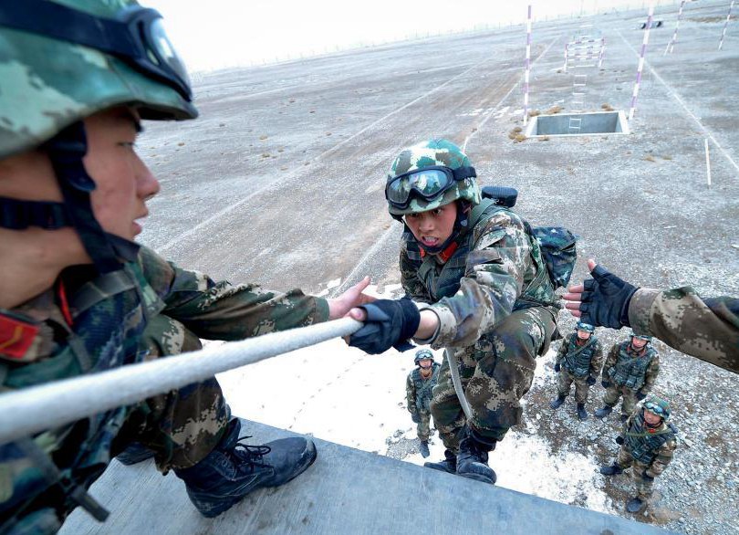 Soldiers stationed in Kashi conduct extreme training