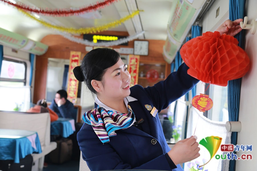 Train crew celebrates Lantern Festival with passengers